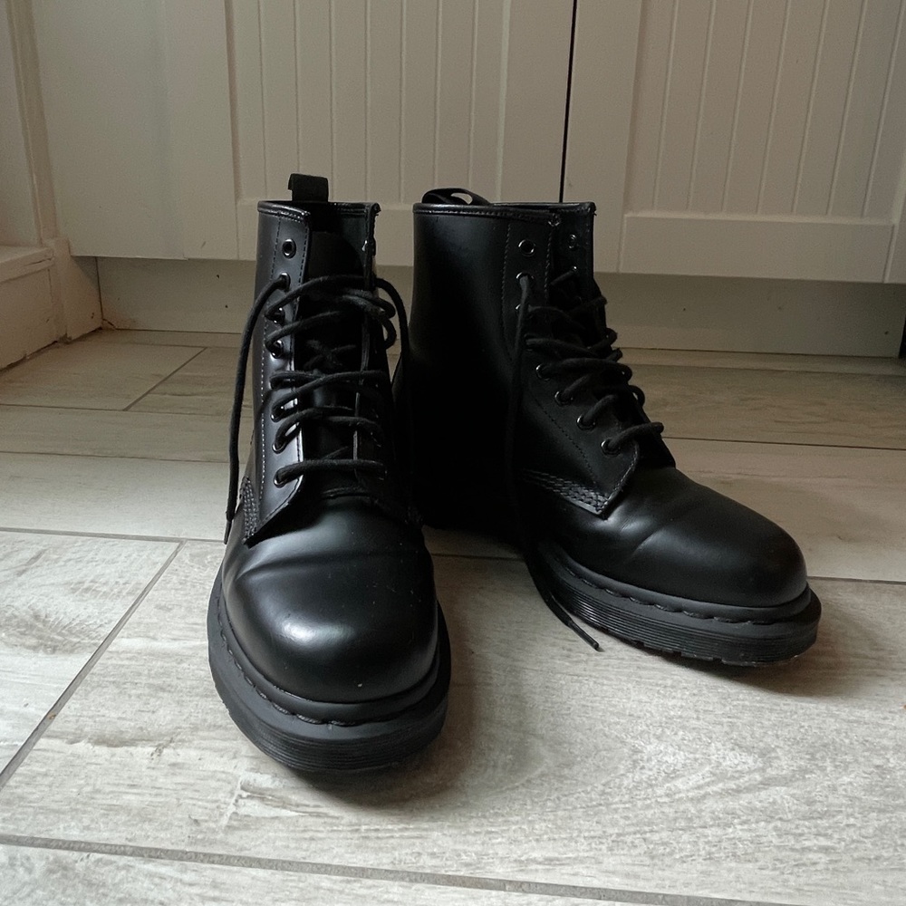 DR. MARTENS
1460 MONO LACE UP BOOTS Men